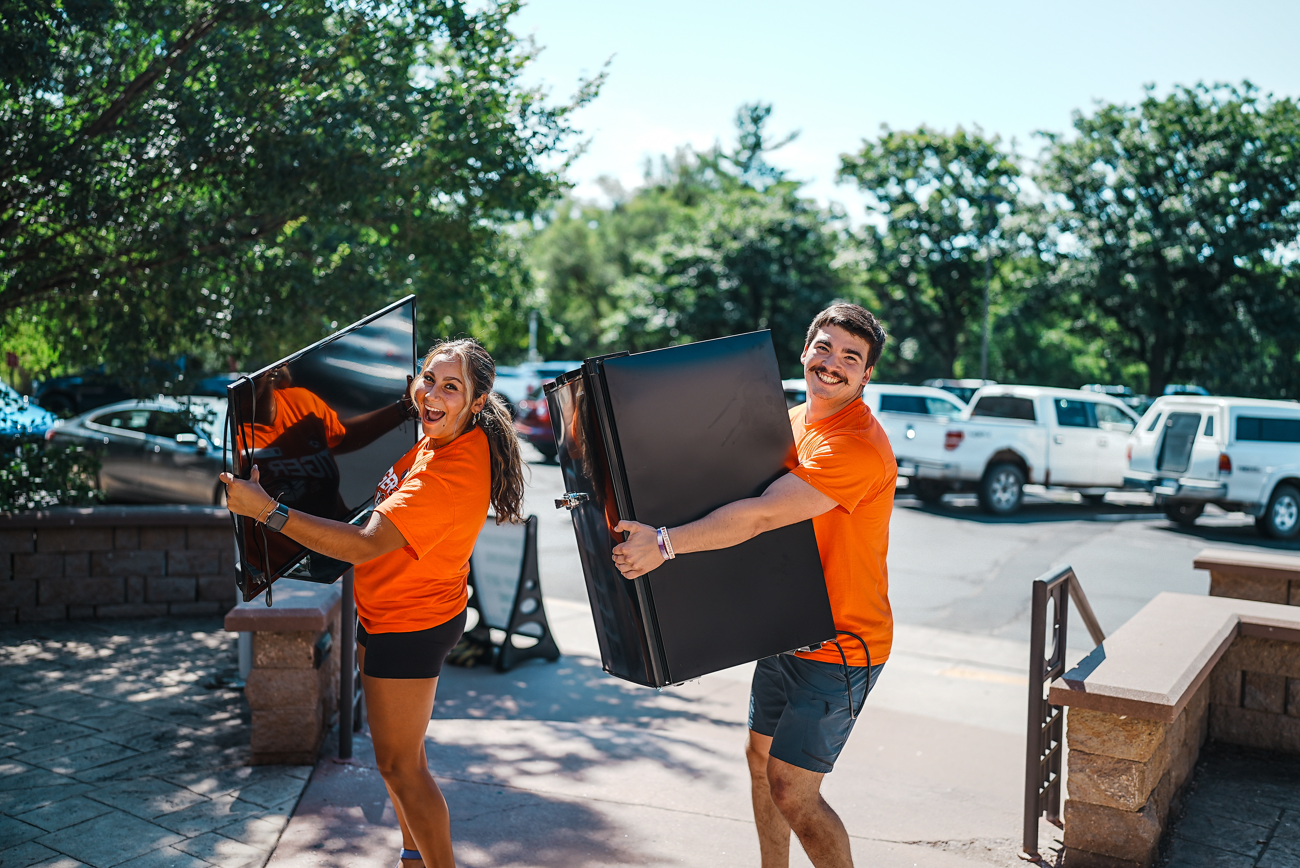 Tiger Takeoff staff helping students move in by carrying their boxes.